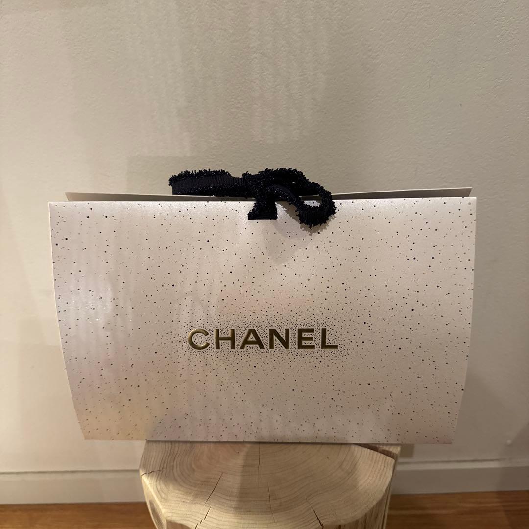 シャネルクリスマスコフレリップアンドネイルケアショッパー限定チャーム付き