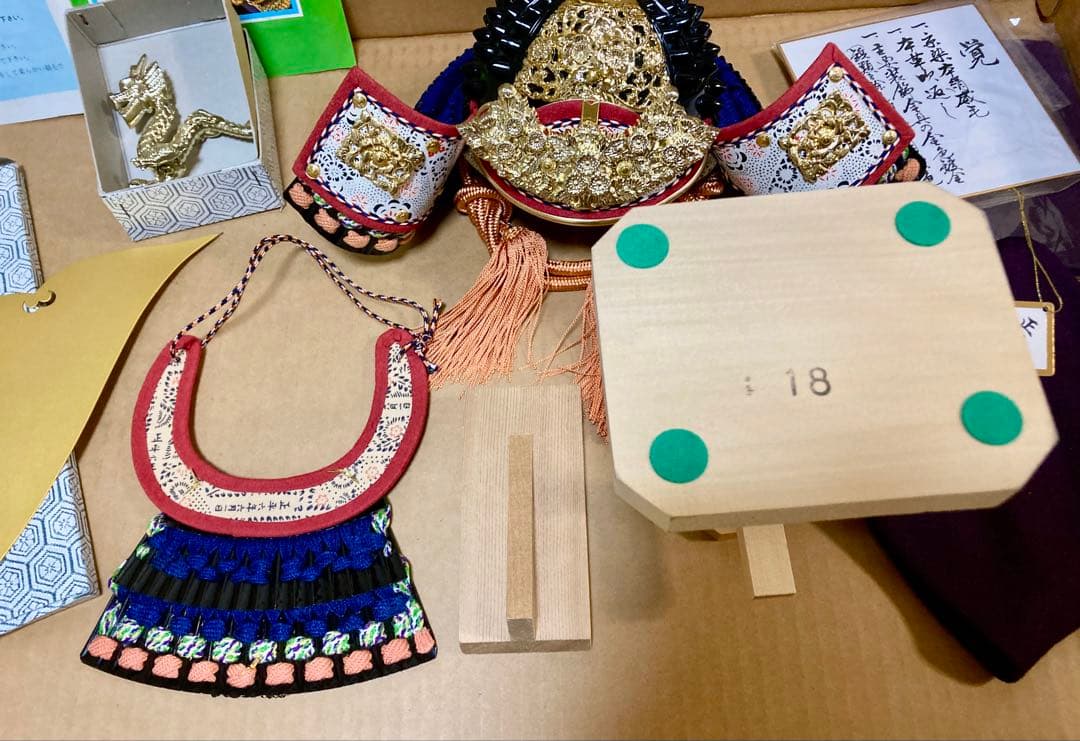 五月人形 兜飾りと飾り箱（櫃ひつ）