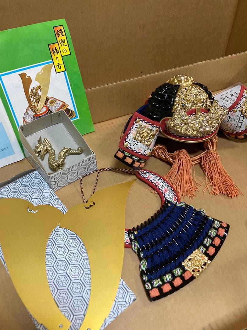 五月人形 兜飾りと飾り箱（櫃ひつ）