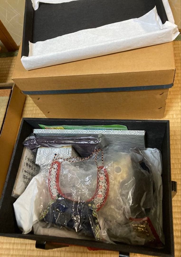 五月人形 兜飾りと飾り箱（櫃ひつ）