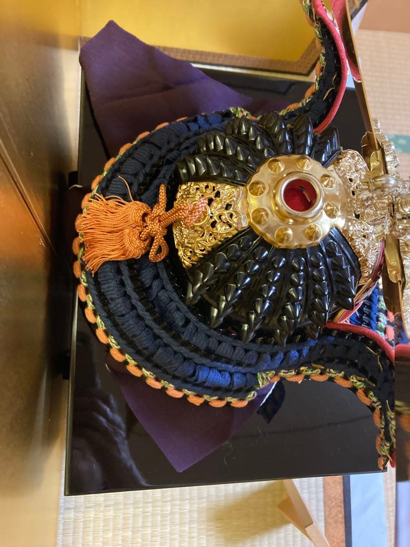 五月人形 兜飾りと飾り箱（櫃ひつ）