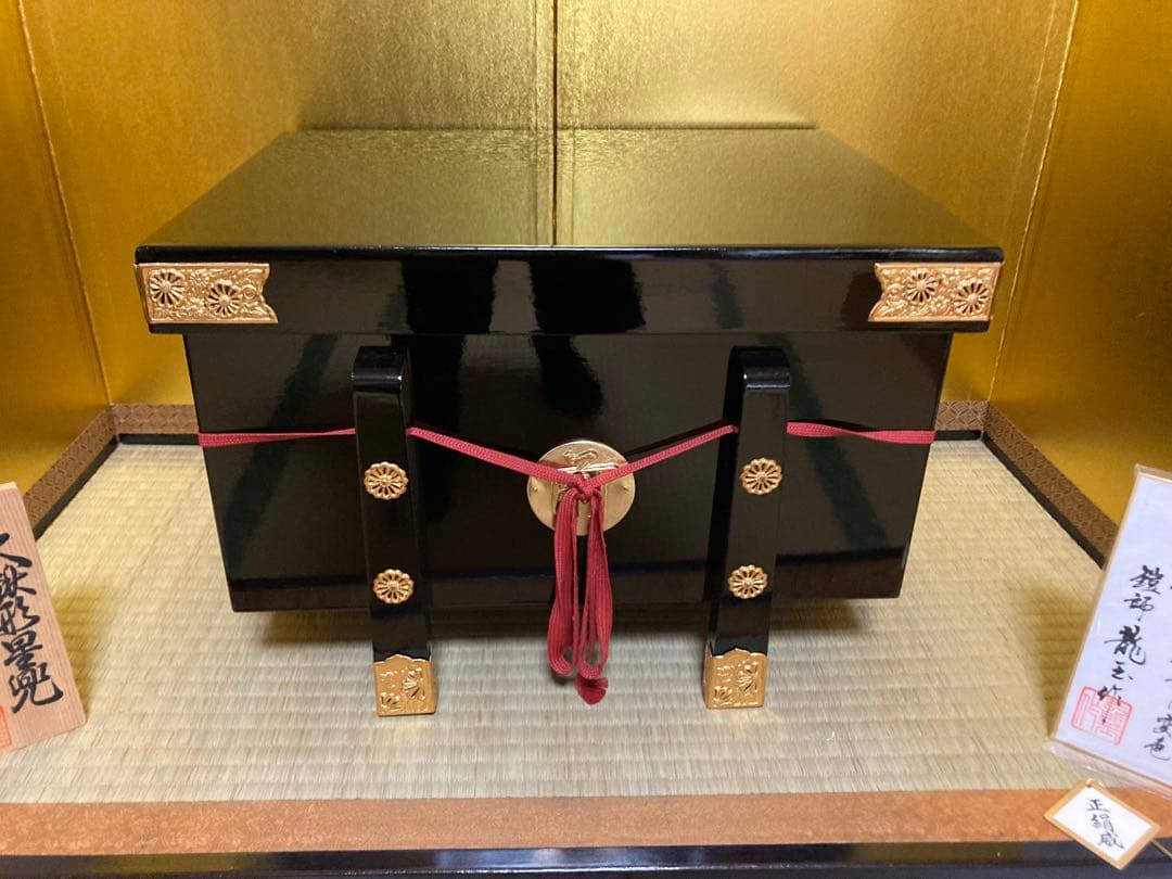 五月人形 兜飾りと飾り箱（櫃ひつ）