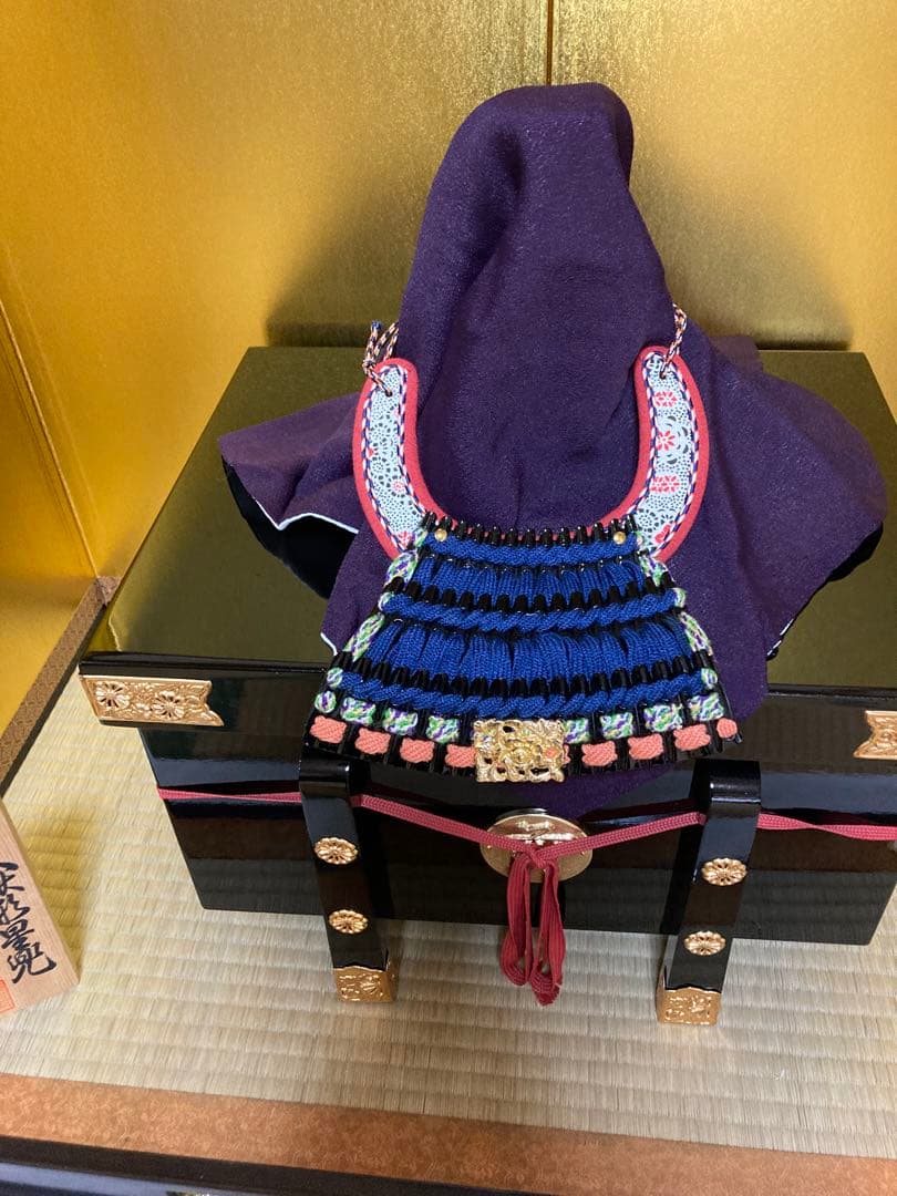 五月人形 兜飾りと飾り箱（櫃ひつ）