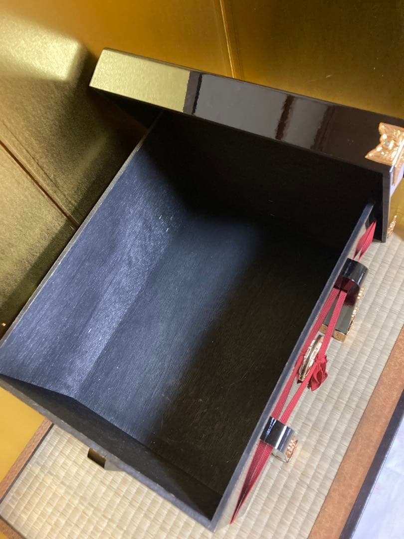 五月人形 兜飾りと飾り箱（櫃ひつ）