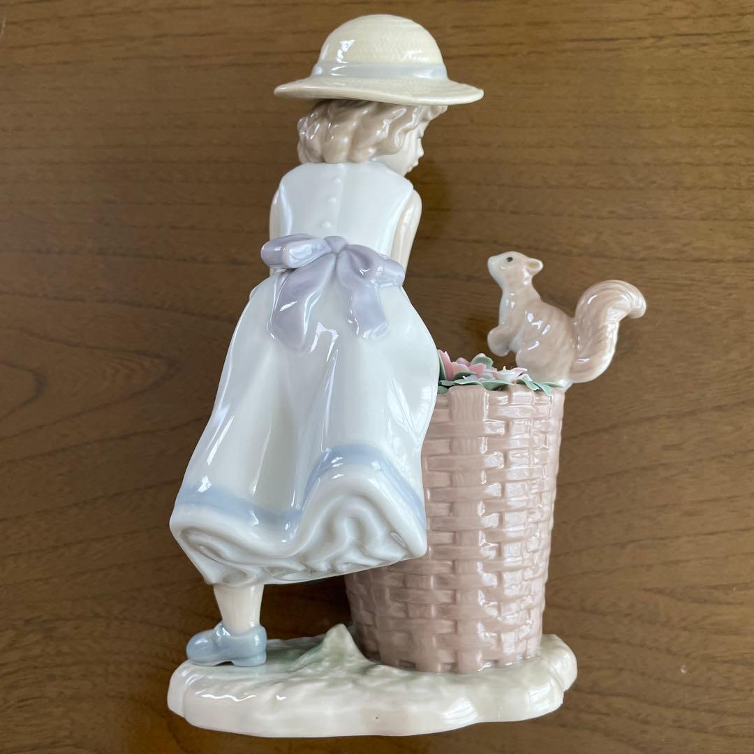 リヤドロ　森の出会い少女とりす