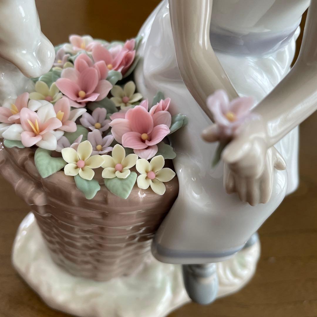 リヤドロ　森の出会い少女とりす