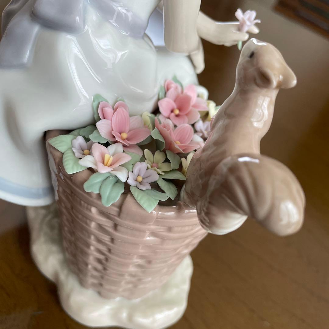 リヤドロ　森の出会い少女とりす