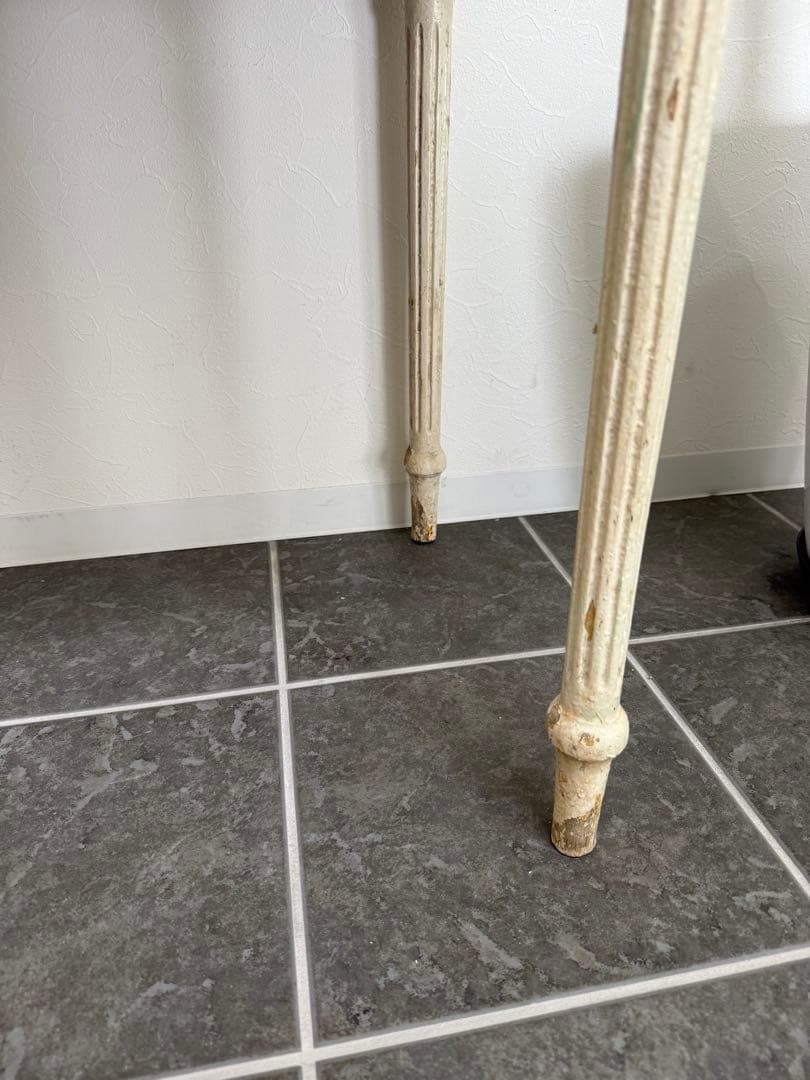 フランスアンティーク　シャビーシックなペイントの木製テーブル