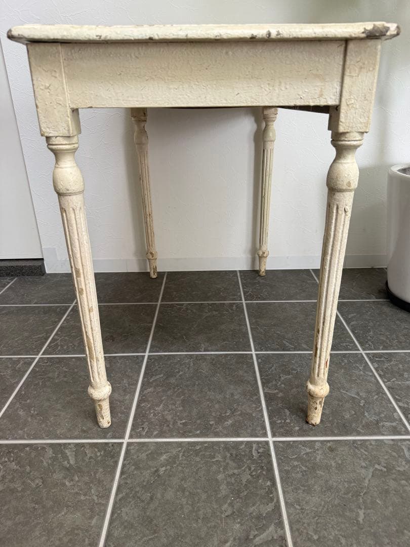 フランスアンティーク　シャビーシックなペイントの木製テーブル