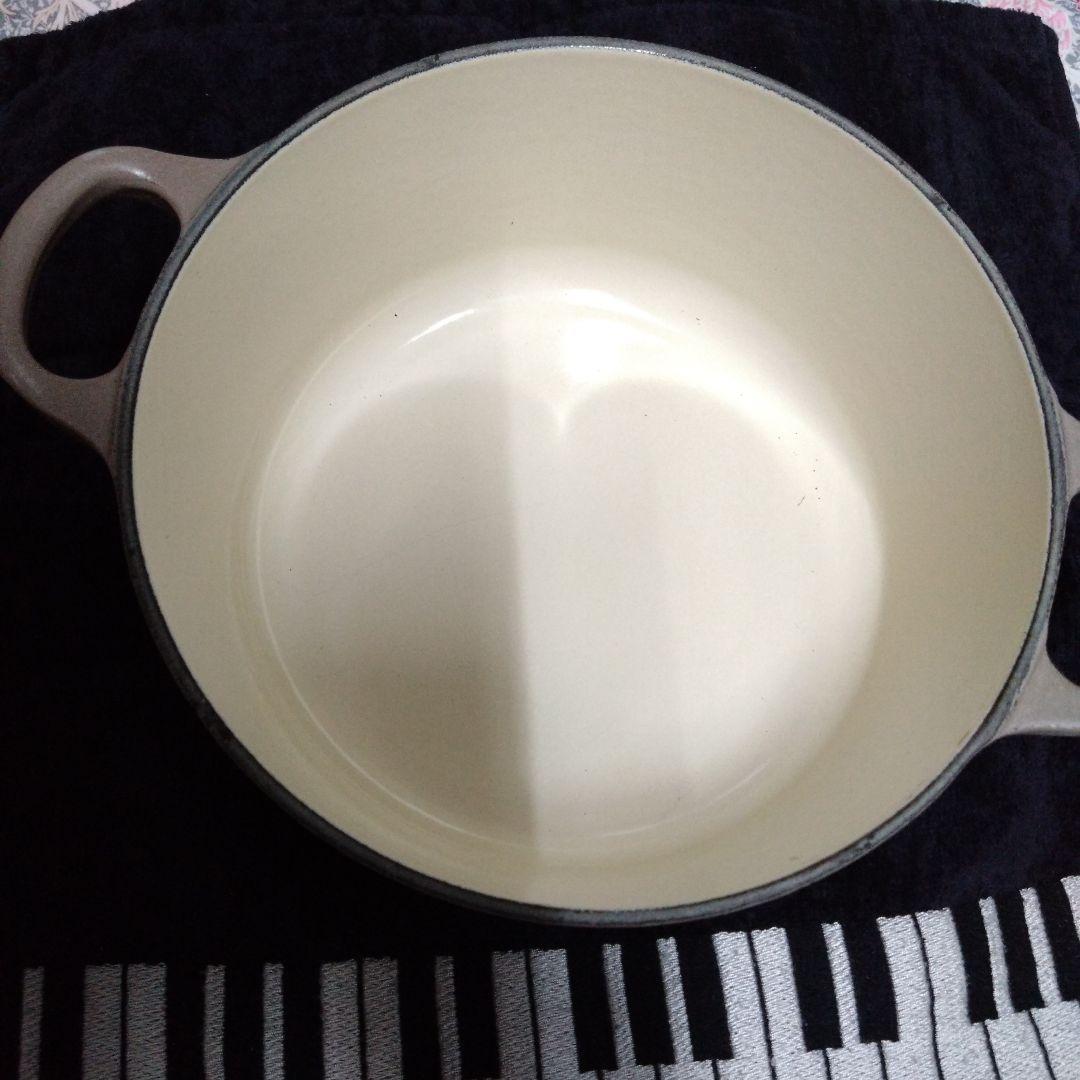 ル・クルーゼ　シグニチャー　ココットロンド　18　ナツメグ