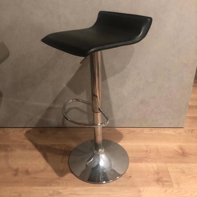 カウンターテーブルとカウンターチェア