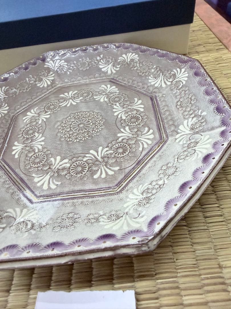 八角形の花柄皿 紫色と白色