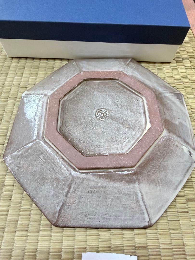 八角形の花柄皿 紫色と白色