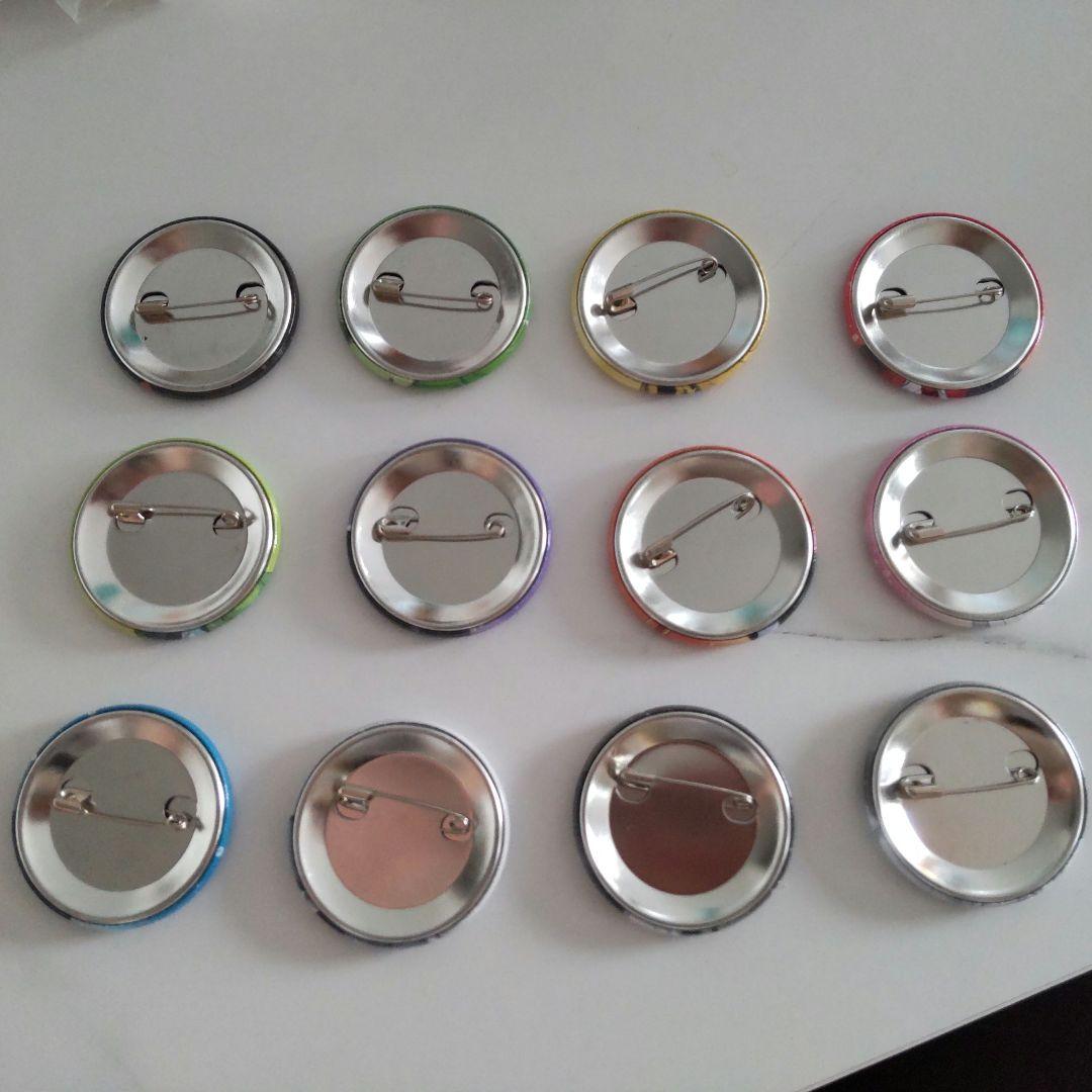 カラフルピーチ だるまさんがころんだサバイバル 缶バッチ - メルカリ