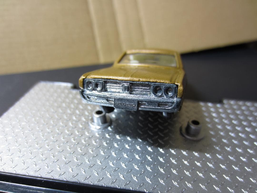 香港tomica】／230型日産セドリック4ドアセダンゴールドメタ／黒箱