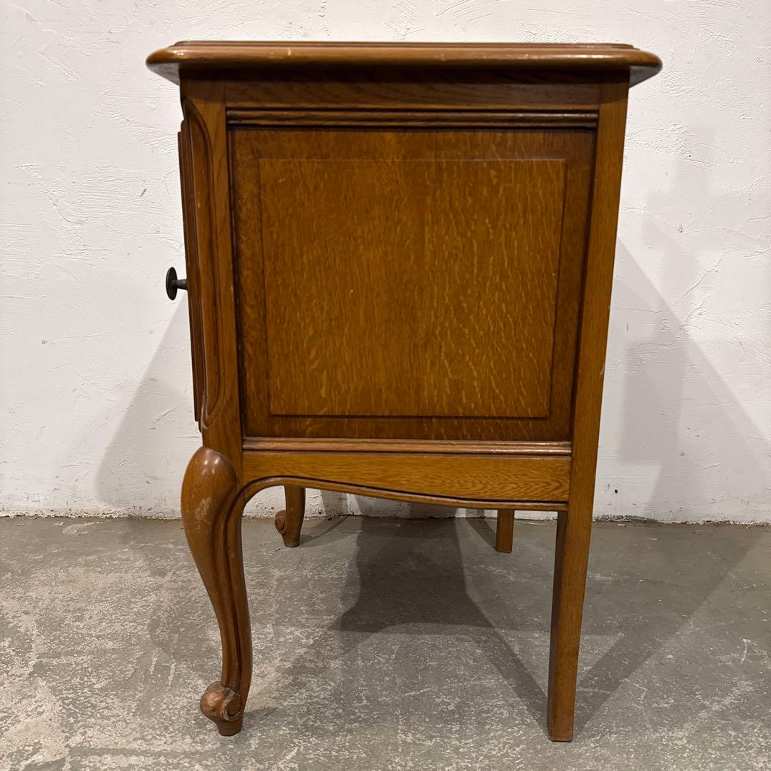 ヴィンテージ　木製サイドテーブル　扉収納付き　猫脚