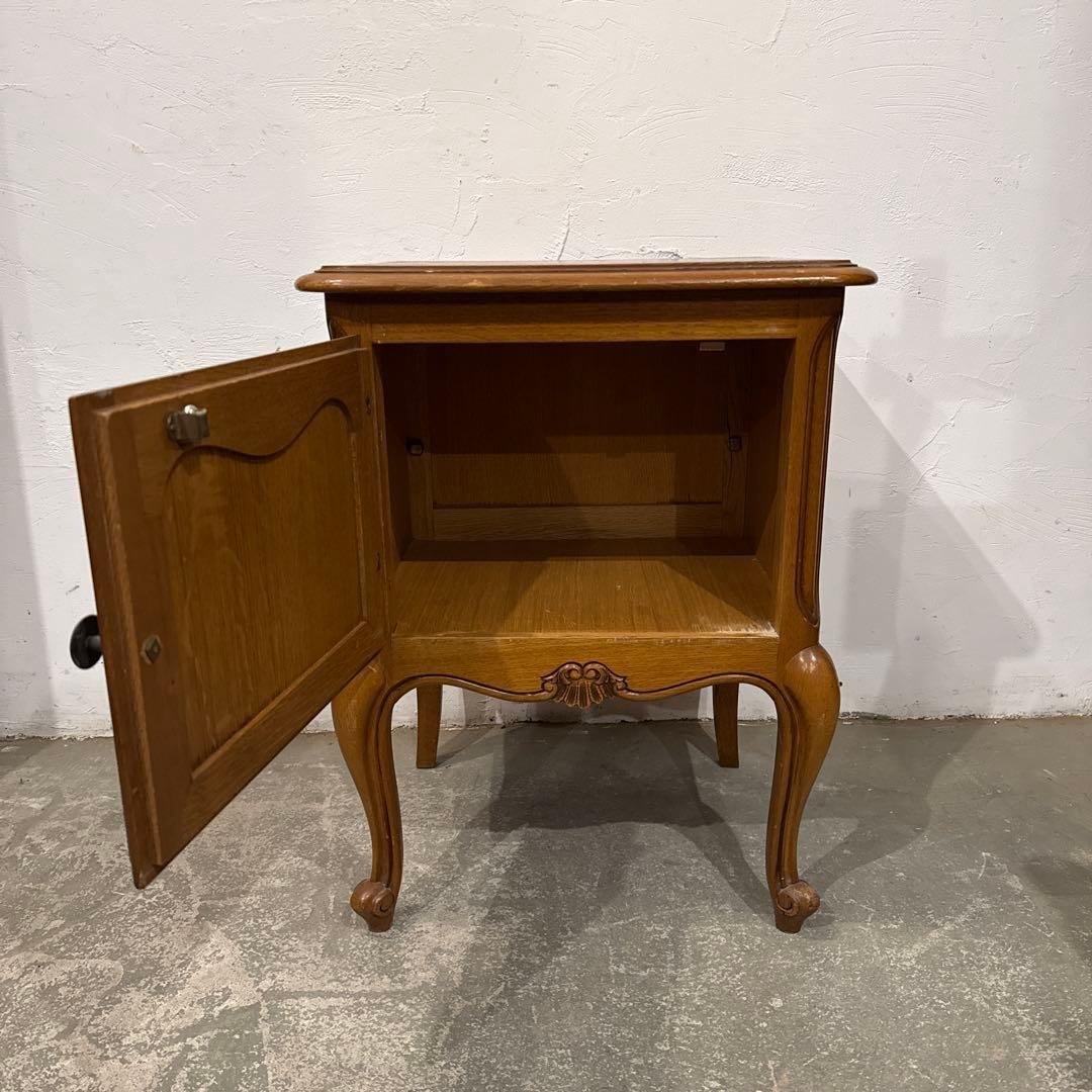 ヴィンテージ　木製サイドテーブル　扉収納付き　猫脚