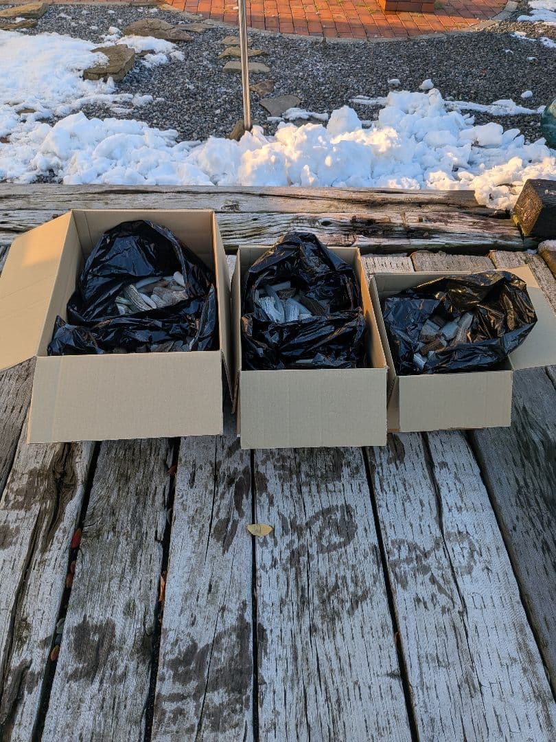 3 Ｓusi【箱びっしり端材詰め合わせ】北海道エゾシカ　鹿の角