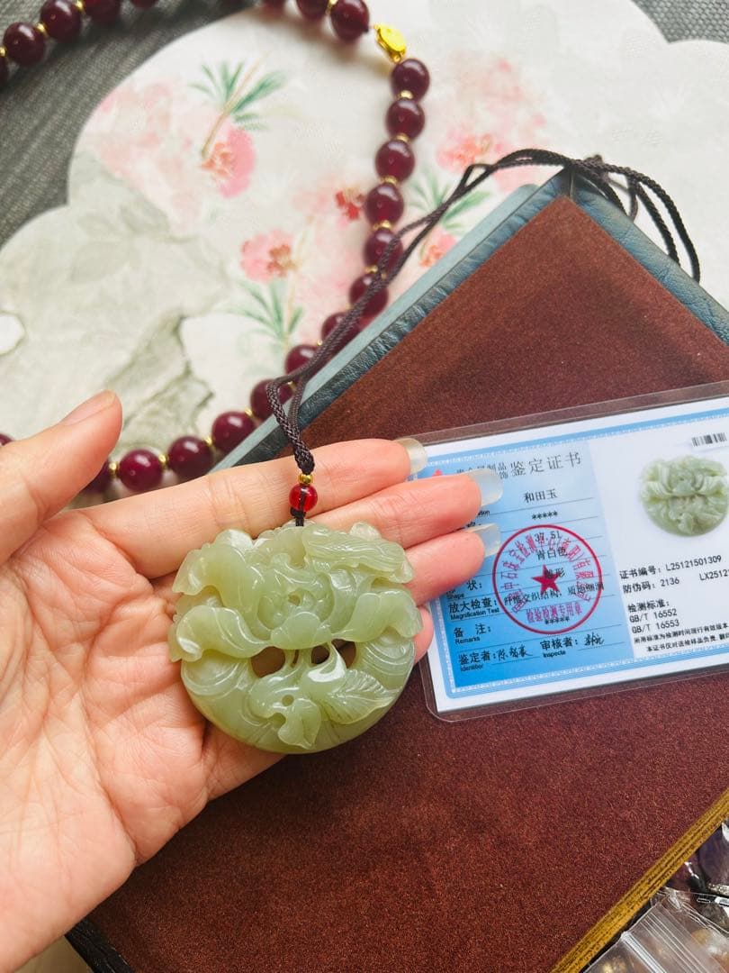 天然和田美玉 花の彫刻ペンダント 鑑定書付 芸術品の存在の