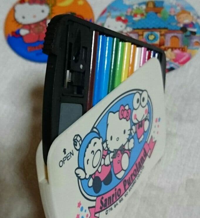 サンリオピューロランド 色鉛筆 缶バッジ - メルカリ