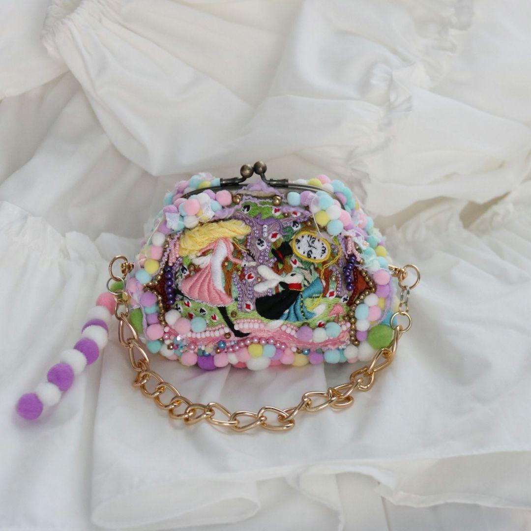 手刺繍のポーチ