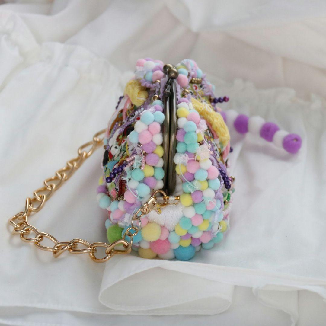 手刺繍のポーチ