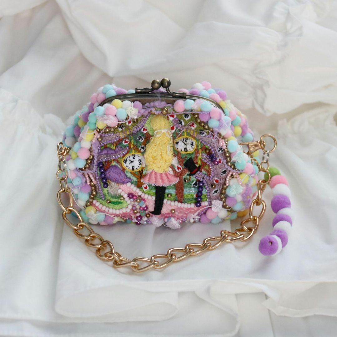 手刺繍のポーチ