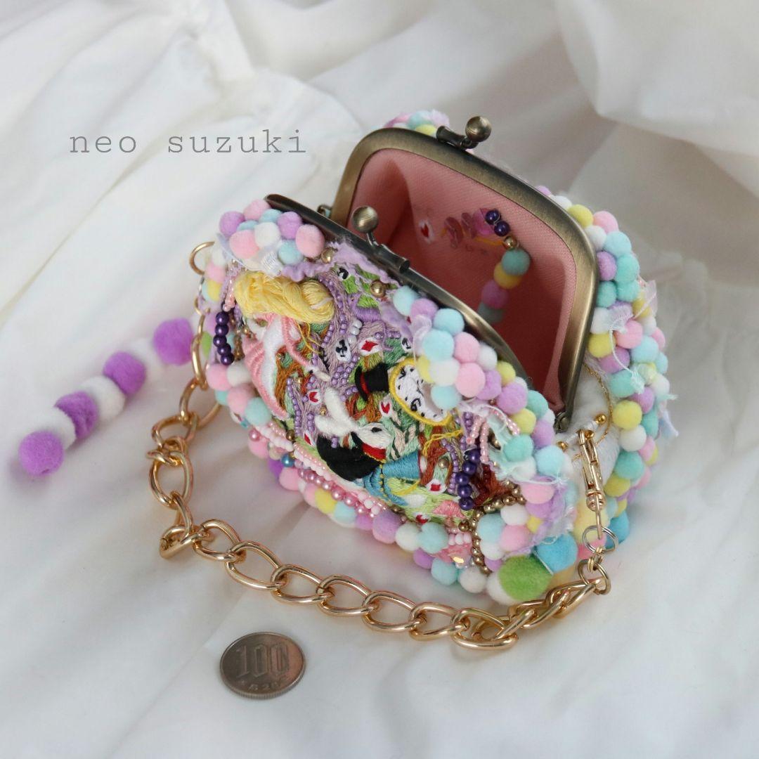 手刺繍のポーチ