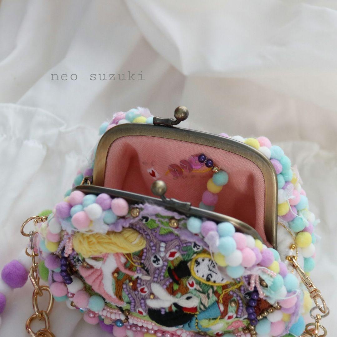 手刺繍のポーチ