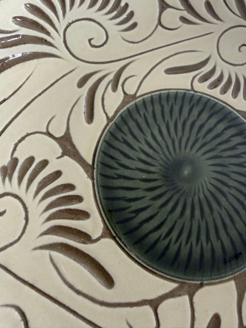 やちむん♡緑釉唐草白抜線彫 7寸皿 大皿 沖縄