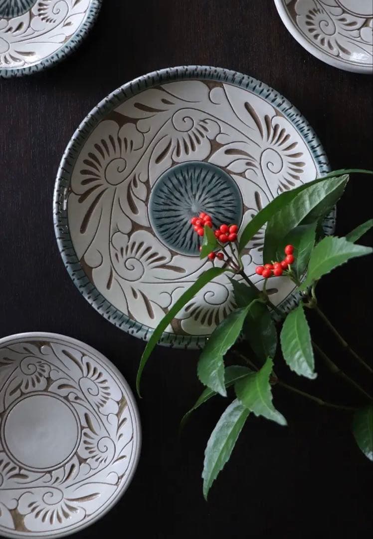 やちむん♡緑釉唐草白抜線彫 7寸皿 大皿 沖縄