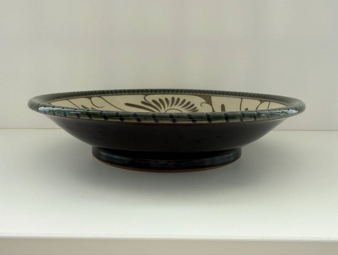 やちむん♡緑釉唐草白抜線彫 7寸皿 大皿 沖縄