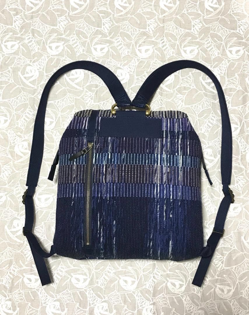 口がガバッと開く裂き織りのワイヤー口金リュック