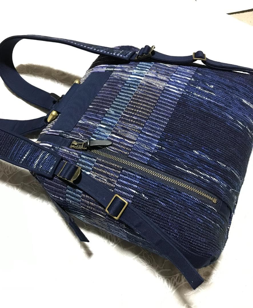 口がガバッと開く裂き織りのワイヤー口金リュック