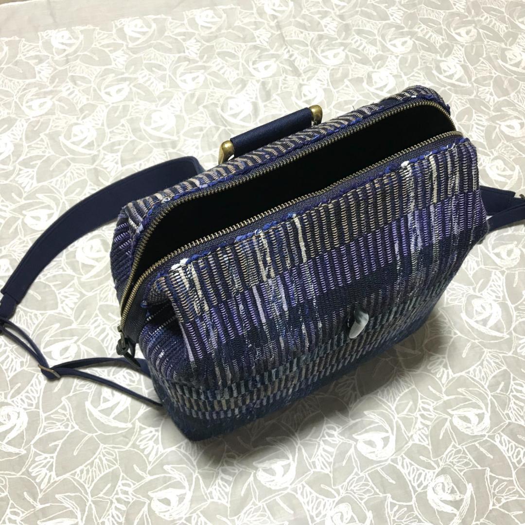 口がガバッと開く裂き織りのワイヤー口金リュック