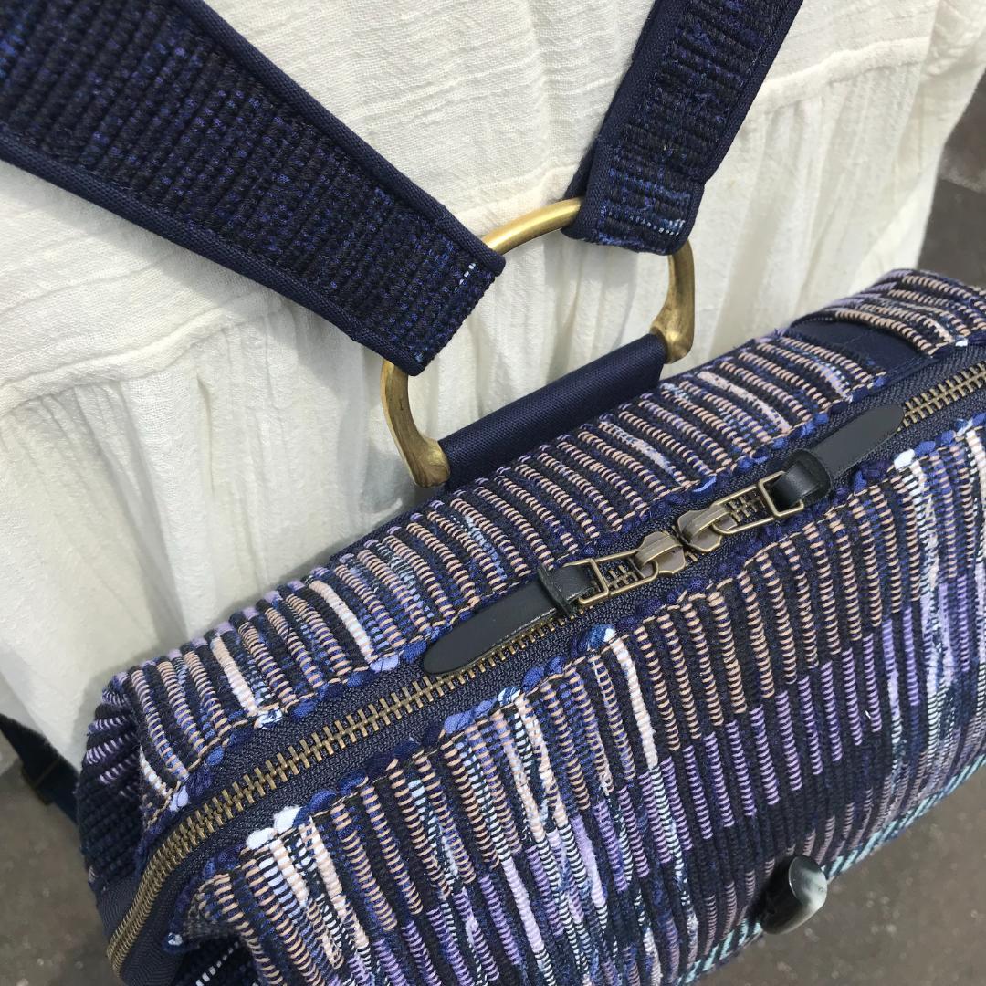 口がガバッと開く裂き織りのワイヤー口金リュック