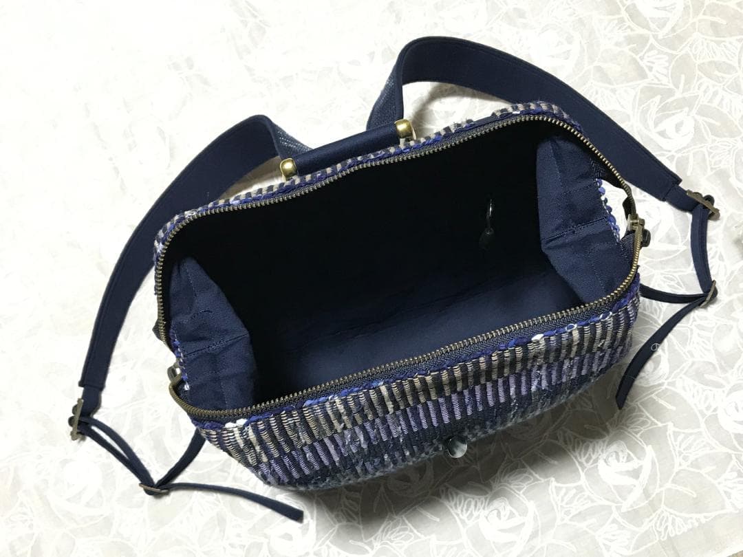 口がガバッと開く裂き織りのワイヤー口金リュック