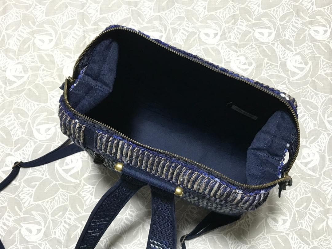 口がガバッと開く裂き織りのワイヤー口金リュック