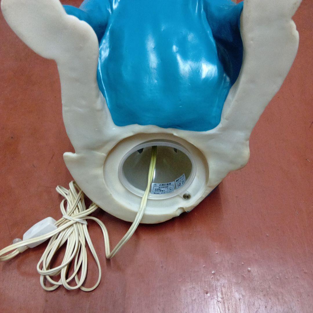 犬の形のランプ 青い服