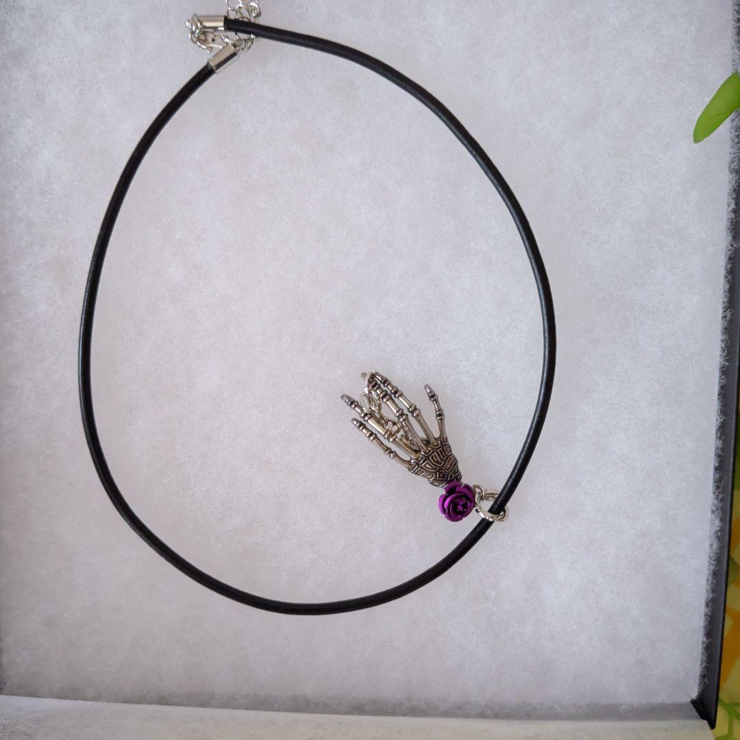 紫バラのネックレス