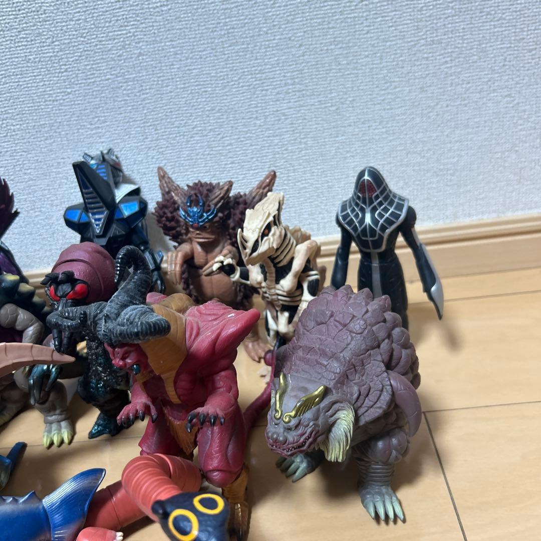 ウルトラマンコスモス怪獣ソフビ 17体セット - メルカリ