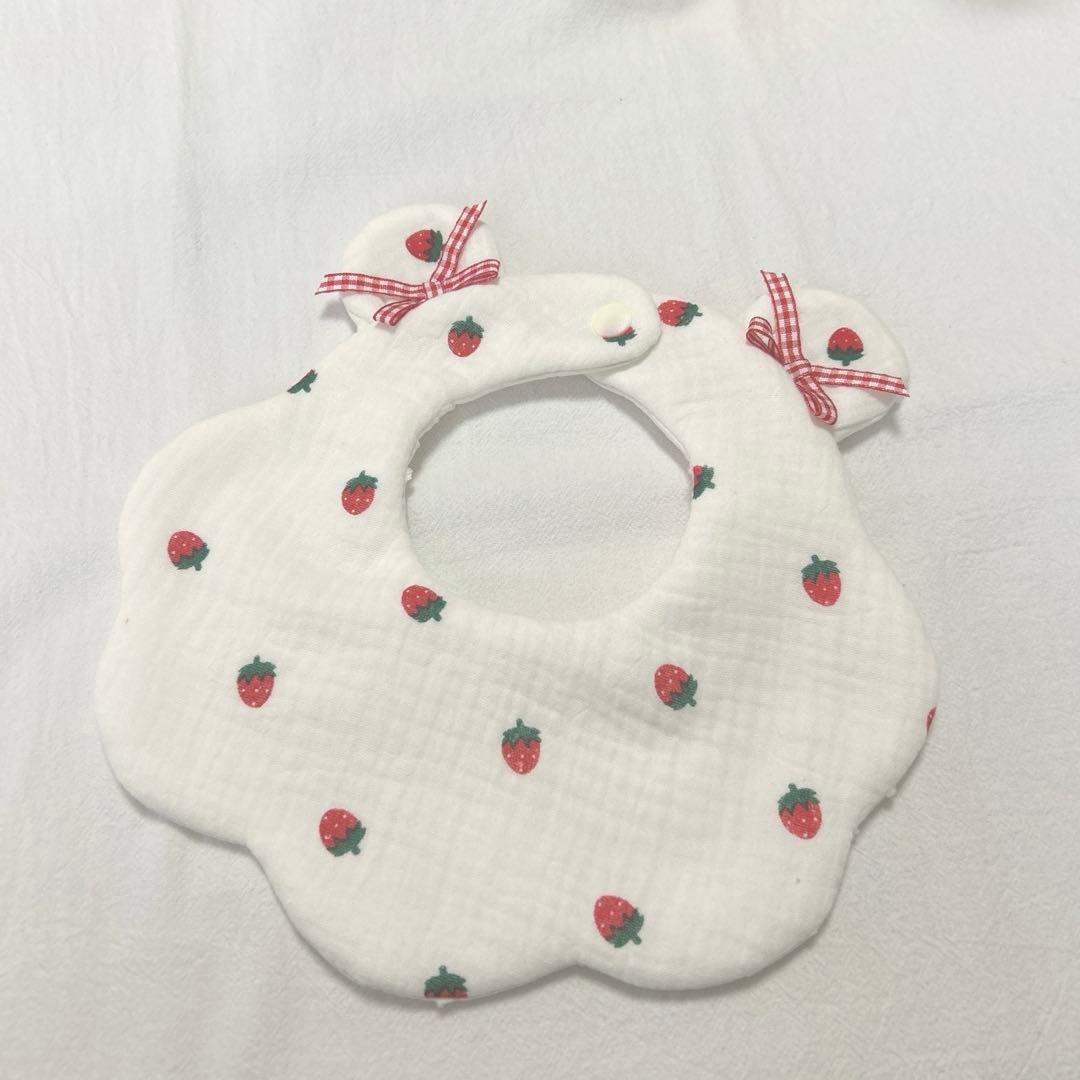 62 ハンドメイドスタイ　くま耳　いちご　リボン　ベビースタイ