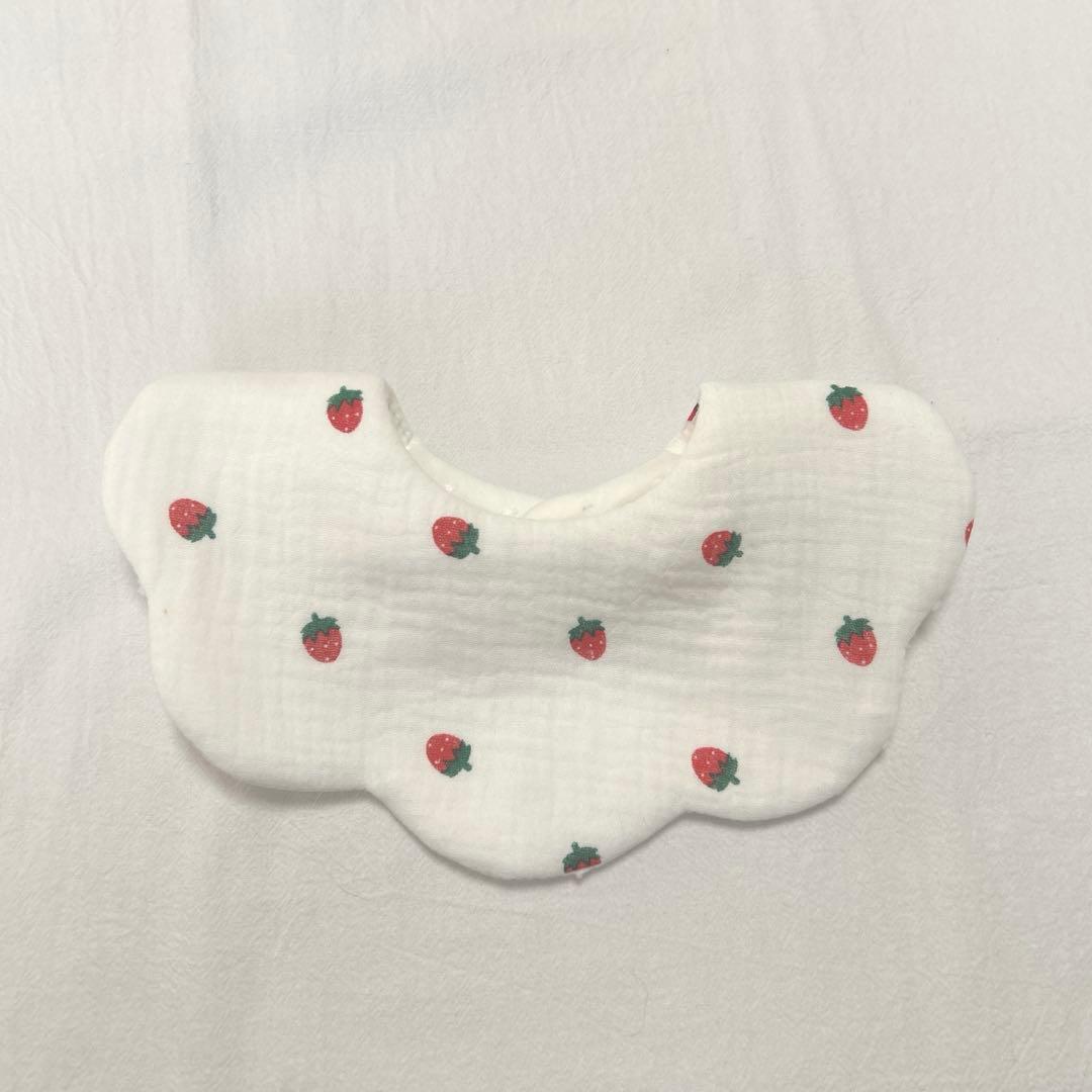 62 ハンドメイドスタイ　くま耳　いちご　リボン　ベビースタイ