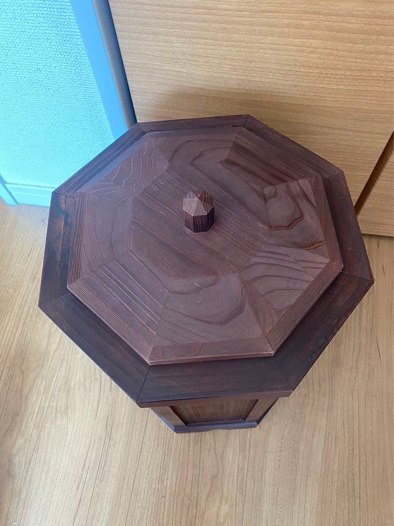 木製木の香りかおる、八角形の木製蓋つきゴミ箱（ブラウン）