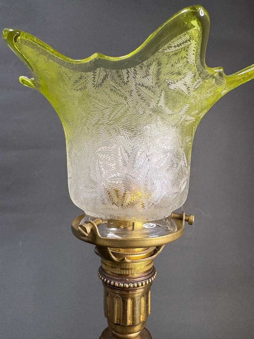 オールドバカラエグランチェシェイド&真鍮装飾スタンドランプ。