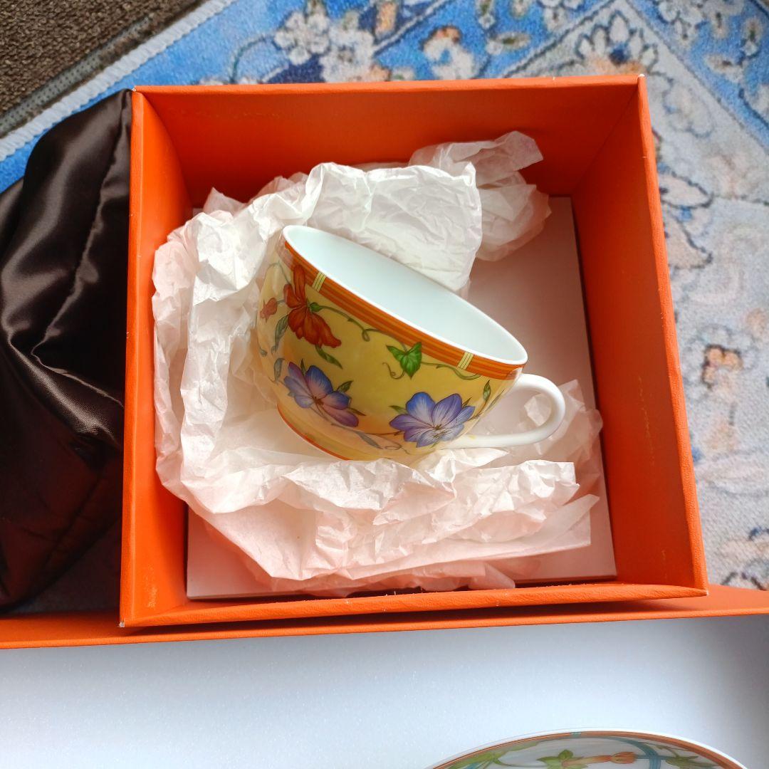 エルメスカップとソーサーシエスタイエロー三客アイランド１客　全部で四客