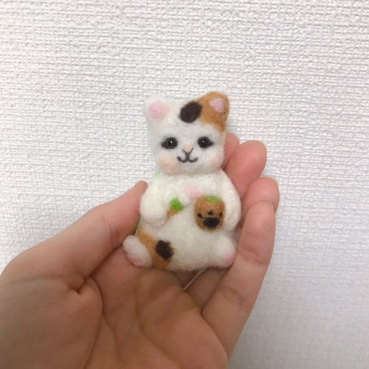 和菓子でホッと一息三毛猫さんブローチ 羊毛フェルト L108143825