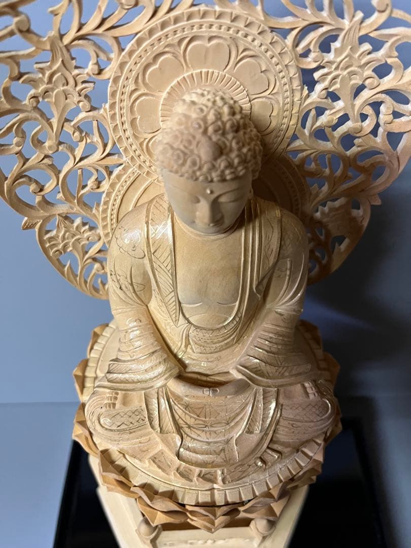 値下　仏像　柘植　木彫　座釈迦　六角台座付　唐草光背　金泥書アクリルケース付17