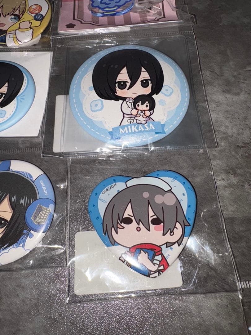 進撃の巨人 グッズ まとめ売り アクリルキーホルダー 缶バッジ - メルカリ