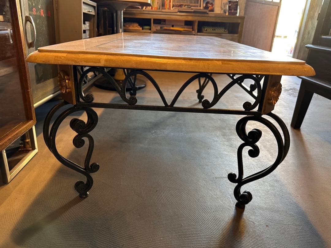 大理石と鉄製の装飾テーブル